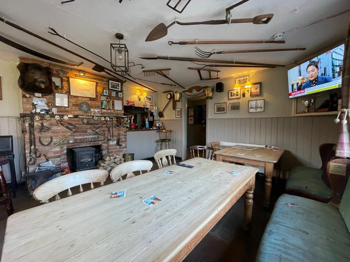 The Windmill Inn Horsham Bagian luar foto