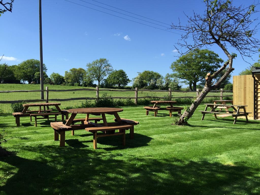 The Windmill Inn Horsham Bagian luar foto